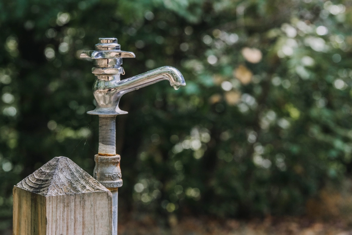 szczególnie ważne są niepokojące dźwięki wskazujące na brak wody w studni